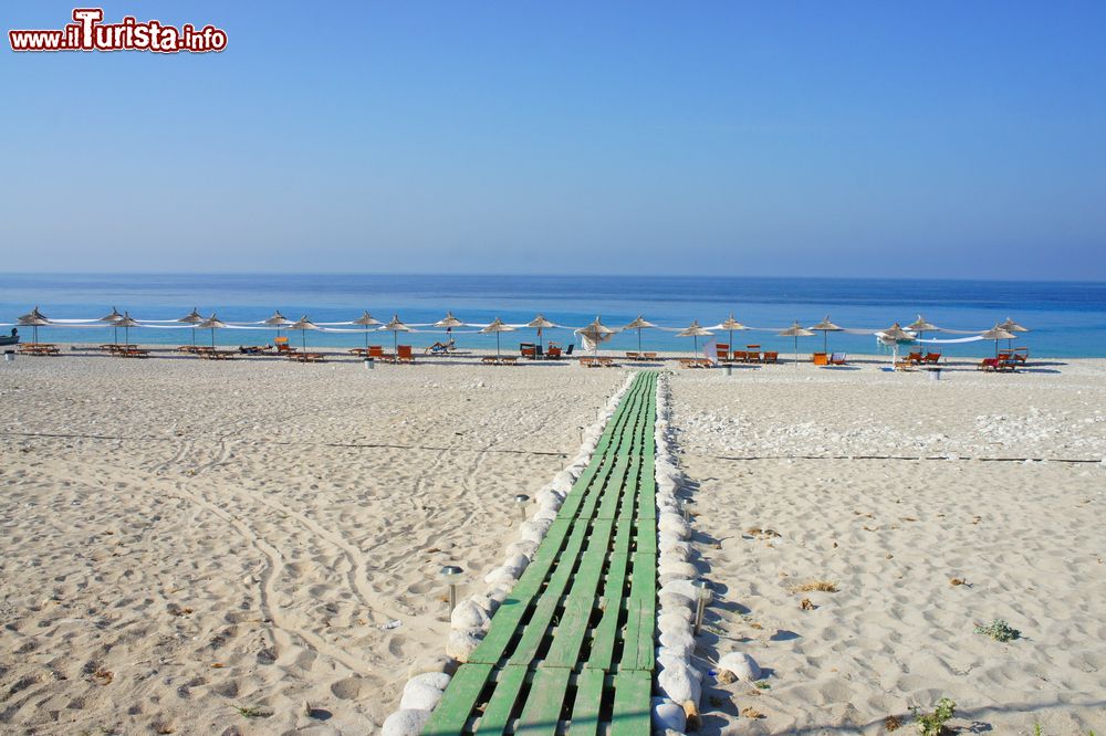 Immagine Una delle ampie spiagge a Dhermi, località balneare in Albania