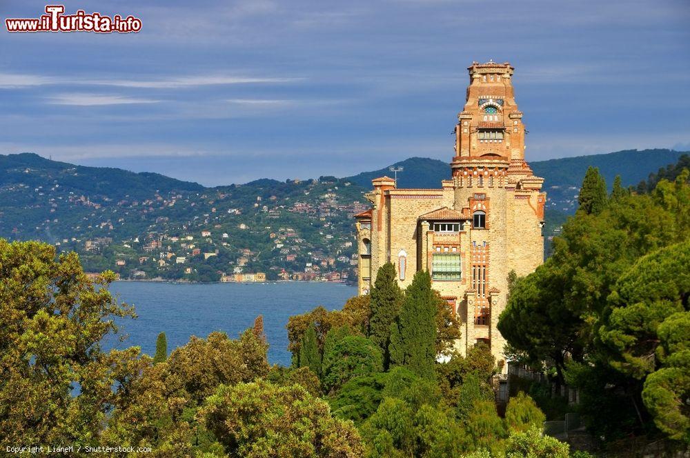 Immagine Una delle antiche ville del borgo di Zoagli, Genova, circondate dalla vegetazione - © LianeM / Shutterstock.com