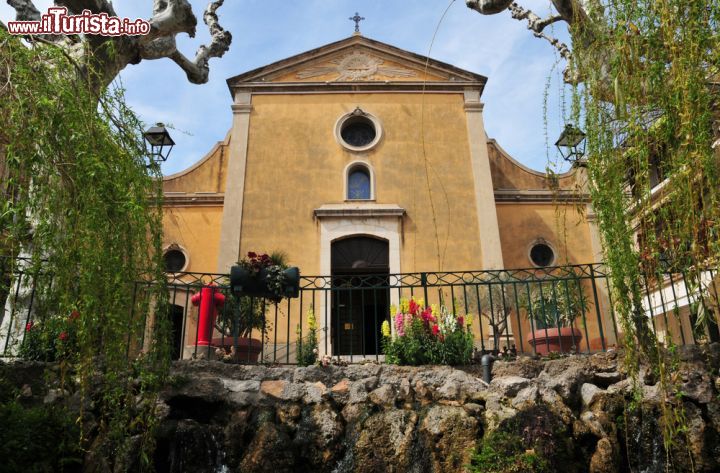 Immagine Una delle chiese di Bandol, Francia. Il grazioso scorcio fotografico di un edificio religioso di Bandol la cui semplicità architettonica sa creare un'atmosfera di pace e tranquillità - © Pack-Shot / Shutterstock.com