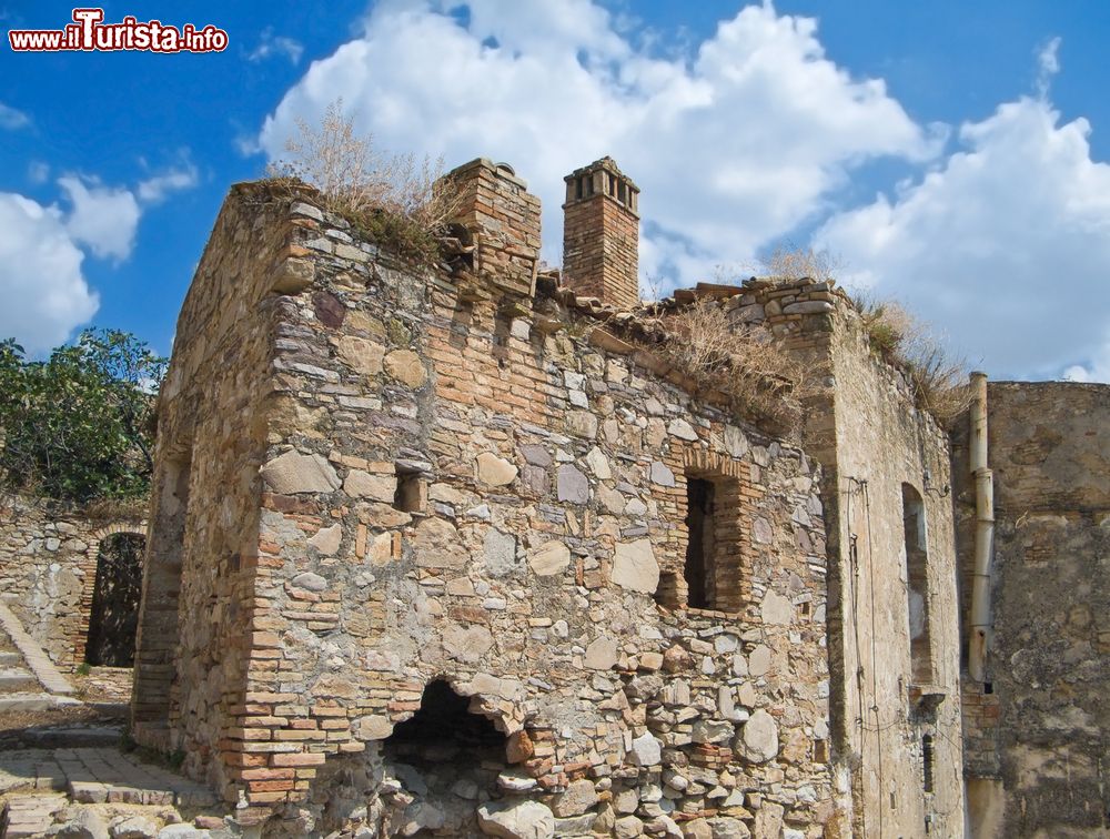 Immagine Una delle costruzioni in pietra di Craco, Matera, Basilicata.