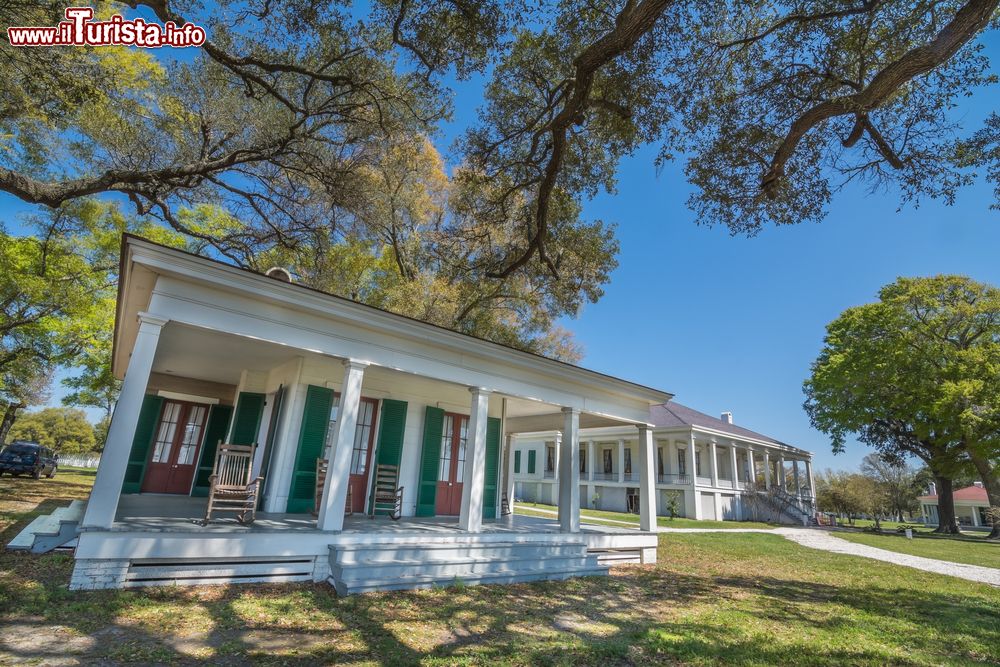 Immagine Una delle costruzioni nella tenuta di Beauvoir, Biloxi, Mississipi, Stati Uniti. Gli edifici sono immersi in un grande parco con alberi di quercia.