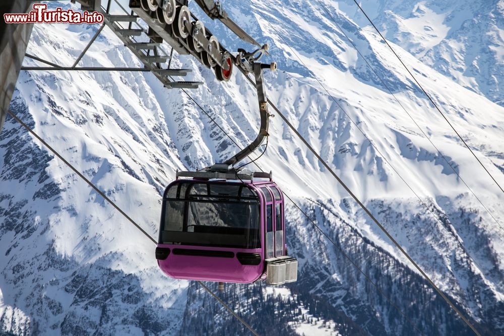 Immagine Una delle funivie che conduce al ghiacciaio dell'Aletsch a Bettmeralp, Svizzera. Da qui si può ammirare una vista mozzafiato sulle più belle vette vallesane a oltre 4 mila metri di altitudine.