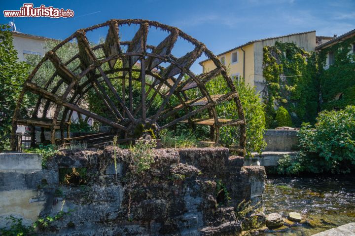 Immagine Una delle ruote idrauliche che ancora oggi si possono vedere a L'Isle-sur-la-Sorgue. Nell'Ottocento se ne contavano oltre 60 nel teritorio comunale - © Emanuele Mazzoni Photo / Shutterstock.com