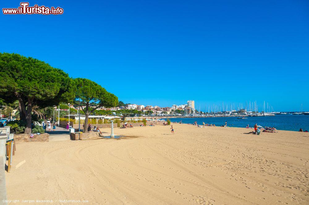 Immagine Una delle spiagge di sabbia di Sainte-Maxime, Francia - © Juergen Wackenhut / Shutterstock.com