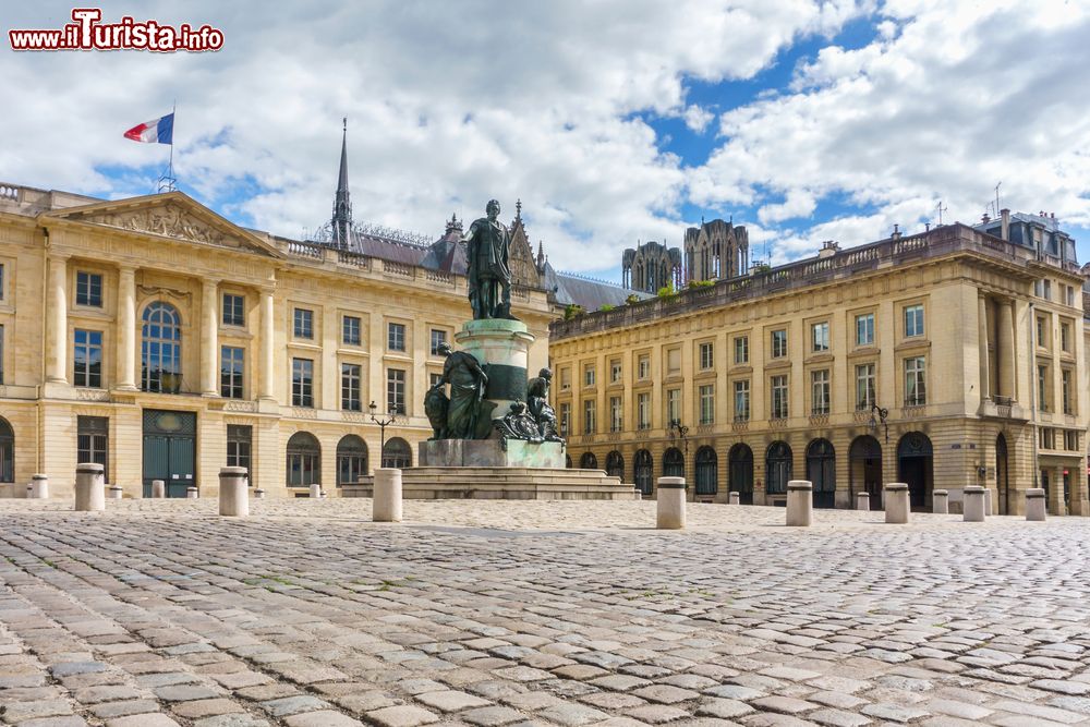 Immagine Una delle statue nel centro storico di Reims, Francia. Famosa in tutto il mondo per la produzione di champagne, Reims vanta un'importante storia antica a cominiciare da quando Cesare nel 57 a.C. la scelse come capitale della Gallia conquistata.