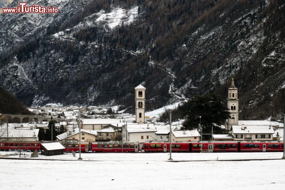 Immagine Una delle stazioni del Trenino Rosso del Bernina: Brusio una delle tappe del celebre percorso, in inverno - © Fed Photography / Shutterstock.com