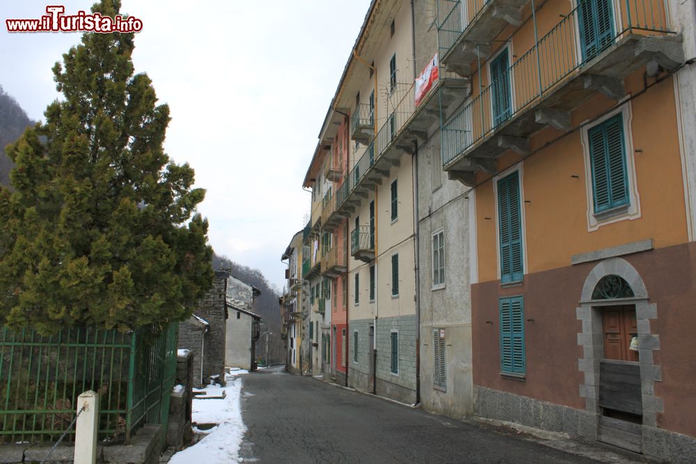 Immagine Una delle strade principali di Rosazza, Valle Cervo, Piemonte, in inverno. Arsassa, in piemontese, è un piccolo comune di 100 abitanti in provincia di Biella.