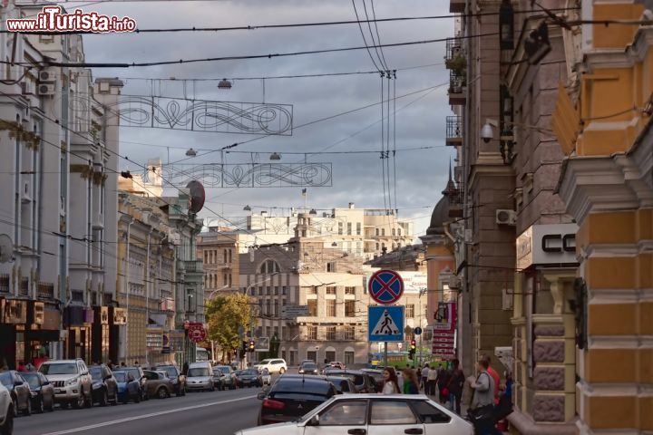 Immagine Una delle strade trafficate di Kharkiv, Ucraina. Il realismo socialista che ha plasmato questa cittadina le ha conferito caratteristiche urbanistiche e architettoniche uniche non più presenti in alcun altro insediamento dell'Europa orientale. Passeggiare nel centro storico di Kharkiv è un ottimo modo per scoprirne gli angoli più tipici - © Valentyn1961 / Shutterstock.com