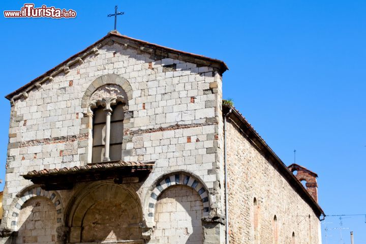 Immagine Chiesa romanica di Pistoia, Toscana - Uno dei tanti edifici religiosi in stile romanico che impreziosiscono la bella città toscana © foaloce / Shutterstock.com