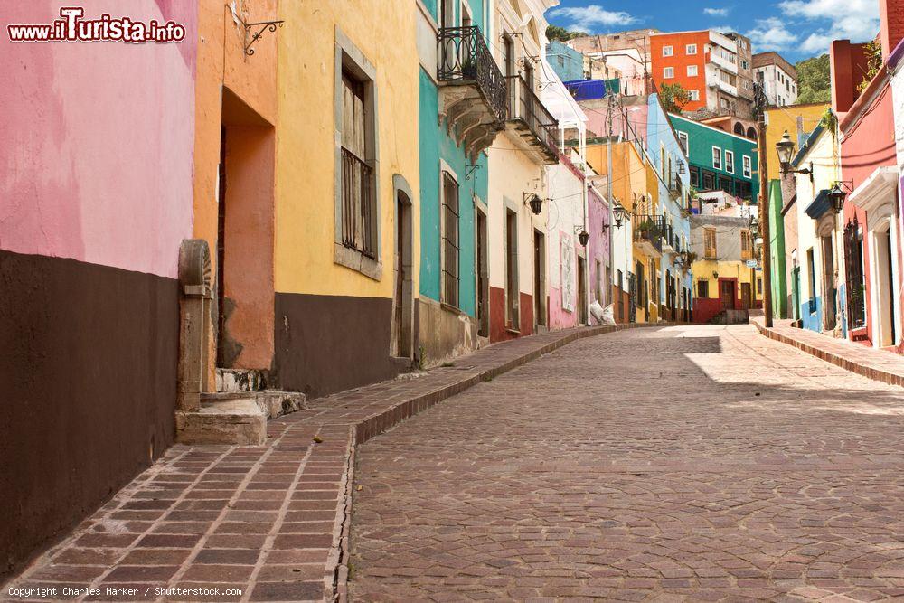 Immagine Una delle tipiche stradine di Guanajuato, Messico - © Charles Harker / Shutterstock.com