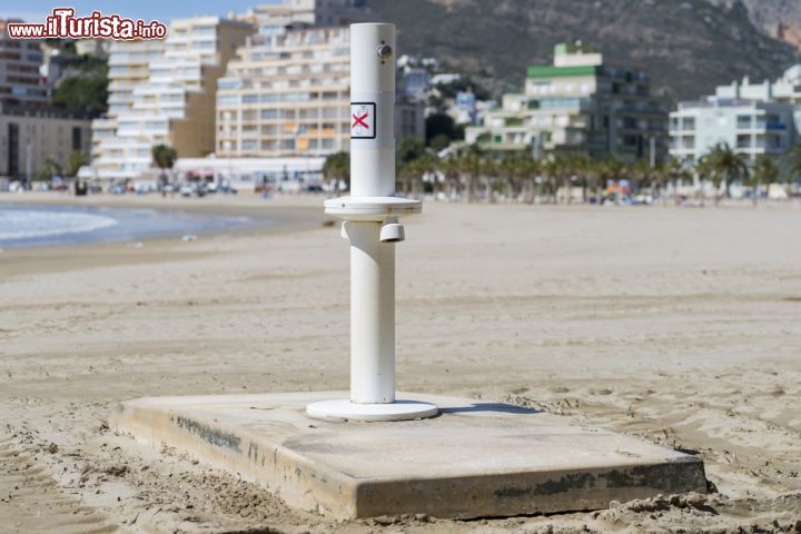 Immagine Una doccia sulla spiaggia di Oropesa del Mar, Spagna. Passeggiando sul lungomare cittadino si possono incontrare molte di queste pratiche fontane d'acqua in cui rinfrescarsi