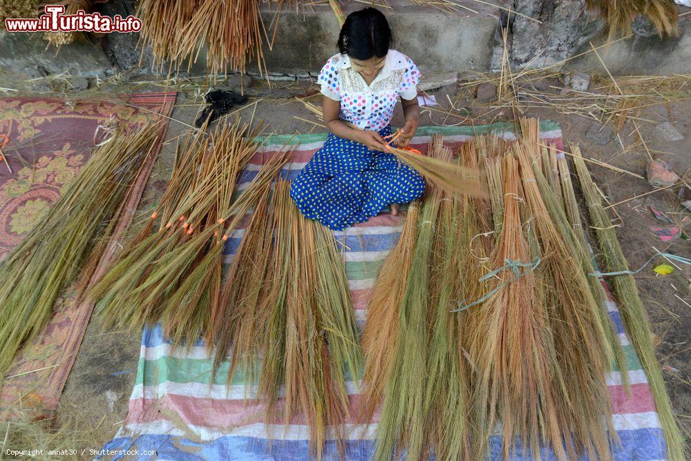 Immagine Una donna realizza spazzole da pavimento a Myeik, Myanmar - © amnat30 / Shutterstock.com