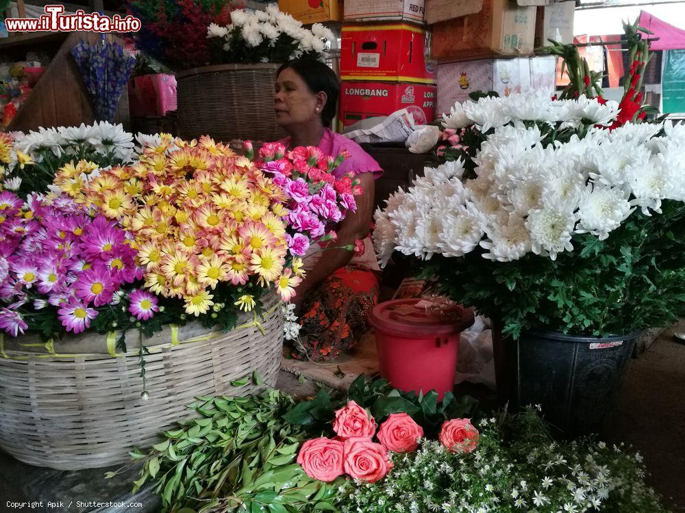 Immagine Una donna vende fiori in un mercato a Mergui, Myanmar - © Apik / Shutterstock.com