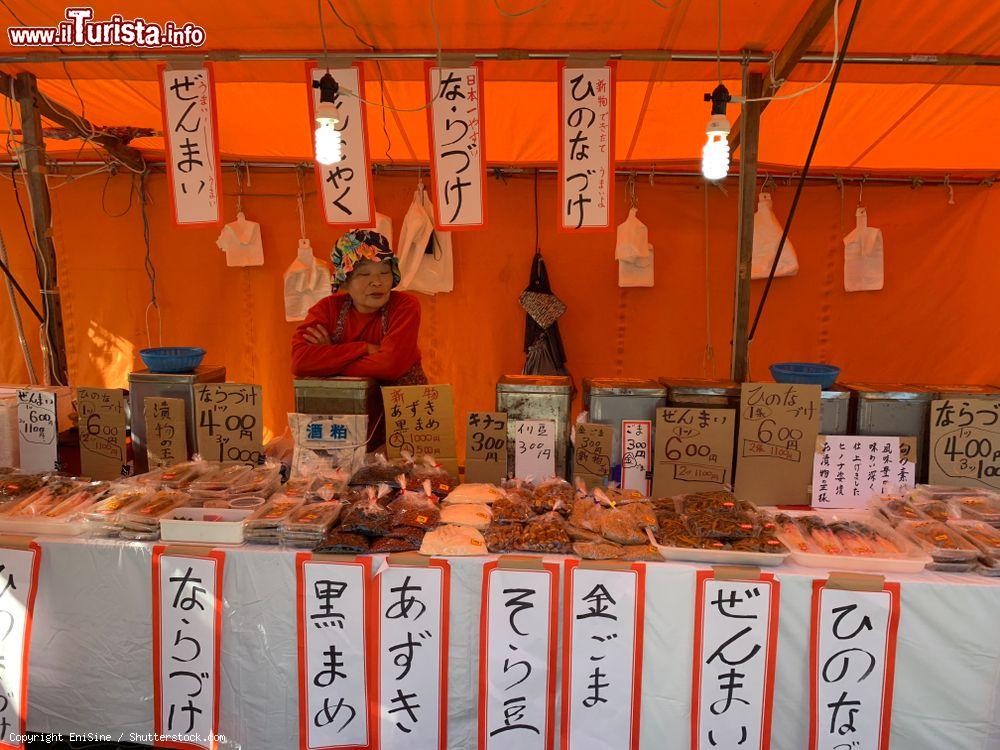 Immagine Una donna vende prodotti essiccati in un piccolo negozio di Nara, Giappone - © EniSine / Shutterstock.com