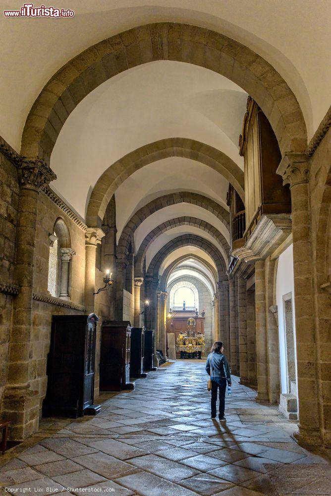 Immagine Una donna visita l'interno della cattedrale di Santa Maria a Lugo, Galizia, Spagna - © Lux Blue / Shutterstock.com