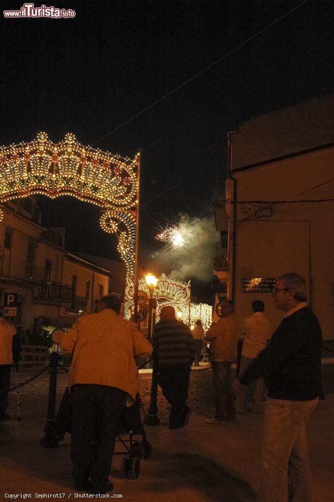 Immagine Una festa per le stradine del borgo in primavera - © Sephirot17 / Shutterstock.com