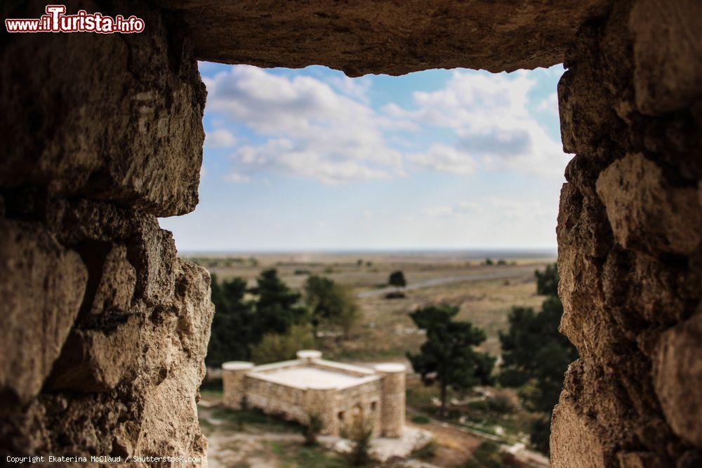 Immagine Una finestrella nelle mura delle antiche rovine di Stepanakert, Nagorno-Karabakh - © Ekaterina McClaud / Shutterstock.com