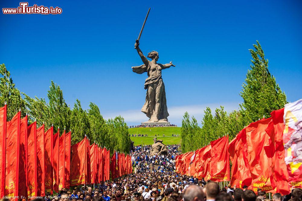 Immagine Una folla di persone sale le scale del Mamaev Kurgan a Volgograd, Russia. Qui si trova la Statua della Madre Russia, la colossale statua allegorica alta 52 metri (più di quella della Libertà) - © Ev. Safronov / Shutterstock.com