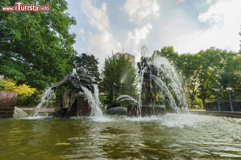 Immagine Una fontana con statue nei pressi di  Stadtgarten, Dortmund, Germania.