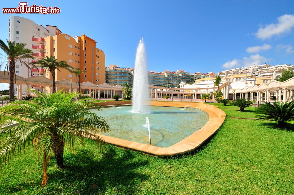 Immagine Una fontana d'acqua in un parco della città di Calpe, Spagna.