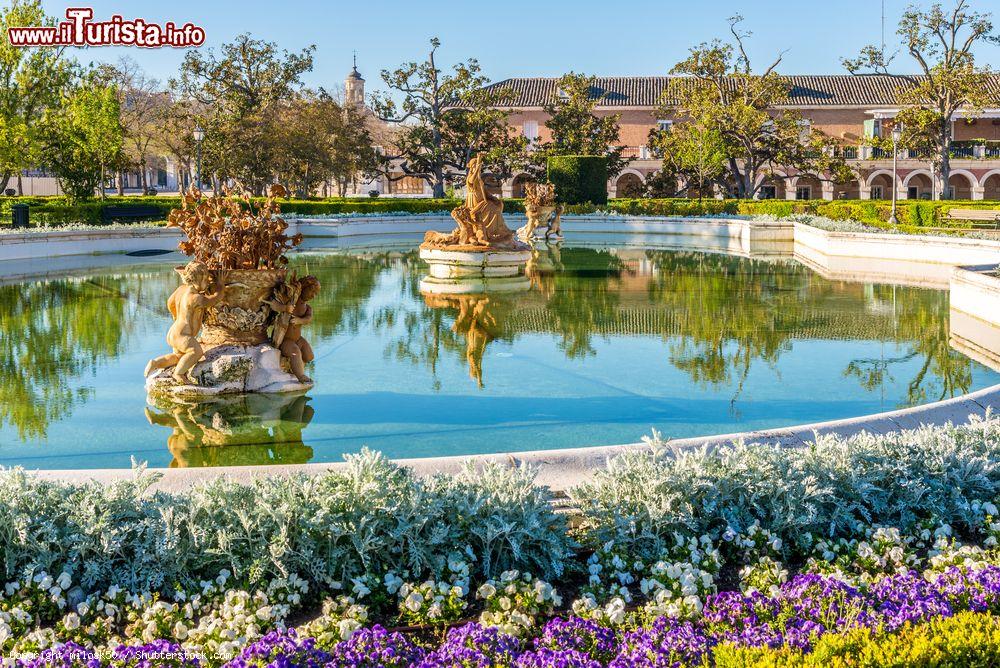 Immagine Una fontana dei giardini nel palazzo reale di Aranjuez, Spagna. Piante e fiori impreziosiscono le fontane e i gruppi scultorei che fanno di questa cittadina una delle mete preferite nei dintorni di Madrid - © milosk50 / Shutterstock.com