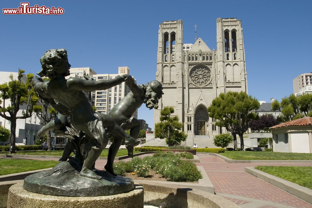 Immagine Una fontana e la Grace Cathedral a Nob Hill, San Francisco, California. Con le sue guglie in stile gotico francese che svettano alte nel cielo, questa chiesa è la terza più grande degli Stati Uniti.