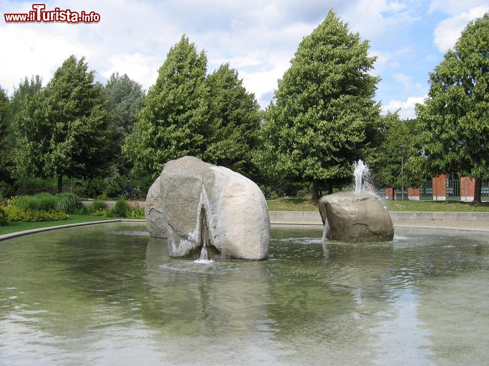 Immagine Una fontana in pietra in un'area verde di Ingolstadt, Germania.