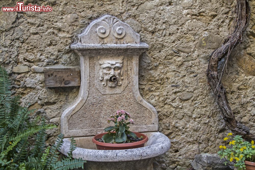 Immagine Una fontana in pietra nel villaggio di Bussana Vecchia, Sanremo, Liguria.