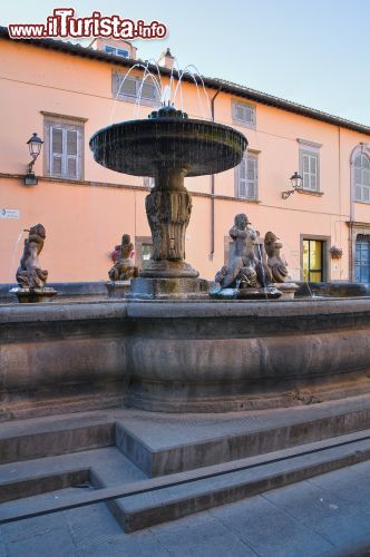 Immagine Una fontana monumentale nel centro storico di Tuscania, Lazio.