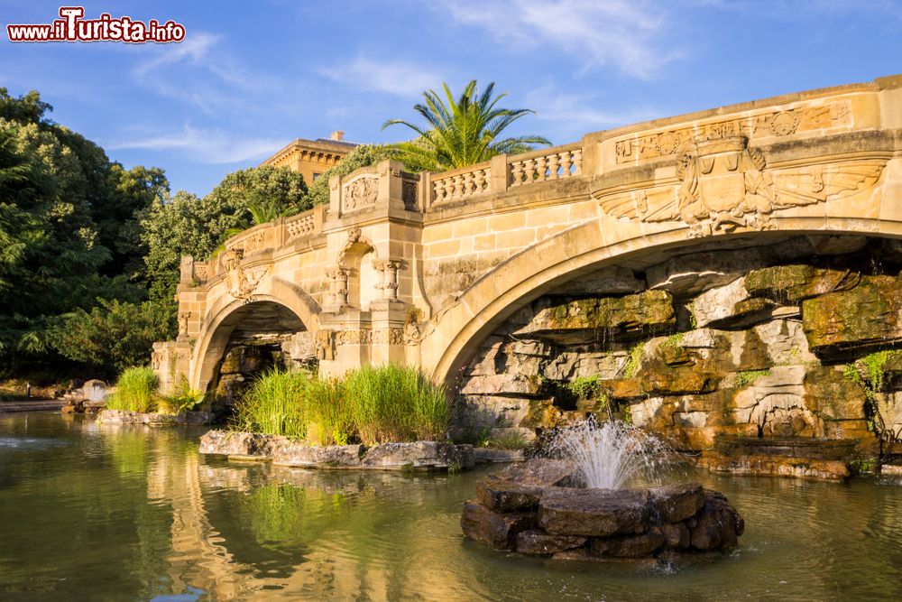 Immagine Una fontana nei pressi dell'Esplanade di Metz, Francia, al tramonto. Questo grande parco-passeggiata è stato costruito nel 1816 e si affaccia come una terrazza sul fiume Mosella.