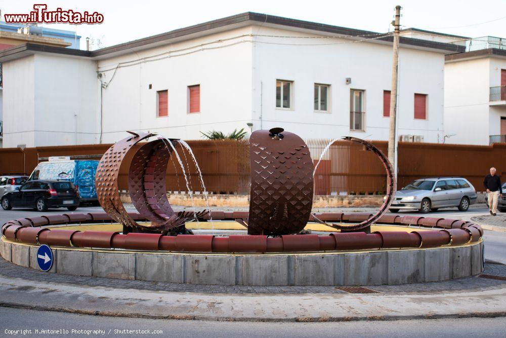 Immagine Una fontana nel centro cittadino di Pozzallo in Sicilia - © M.Antonello Photography / Shutterstock.com