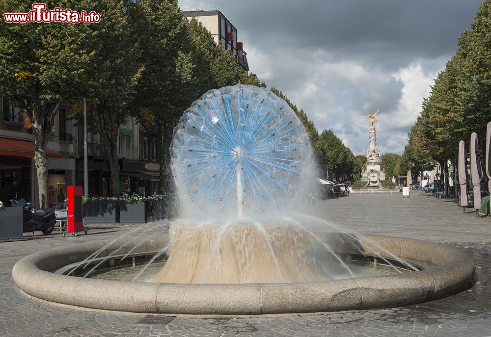 Immagine Una fontana nel centro cittadino di Reims, Francia.
 