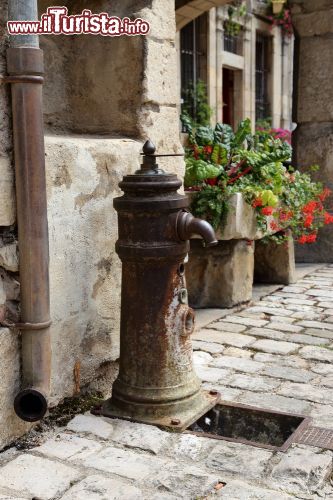 Immagine Una fontana nel centro di Noyers in Francia - © ClS / Shutterstock.com