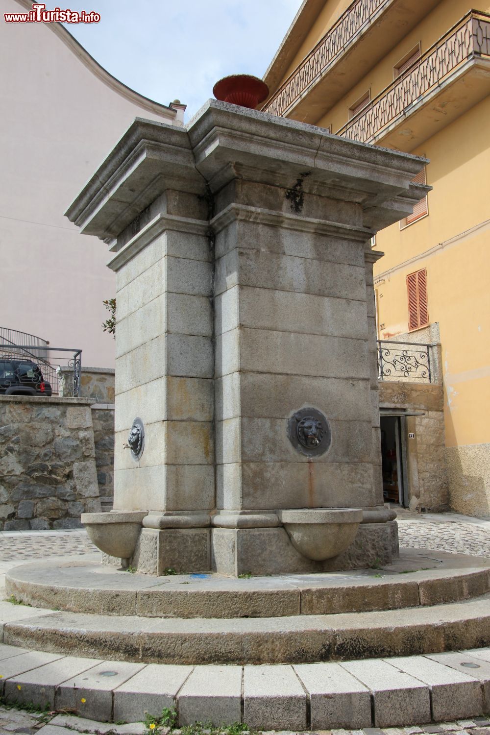 Immagine Una fontana nel centro storico di Pattada in Sardegna - © Gianni Careddu, CC BY-SA 4.0, Wikipedia