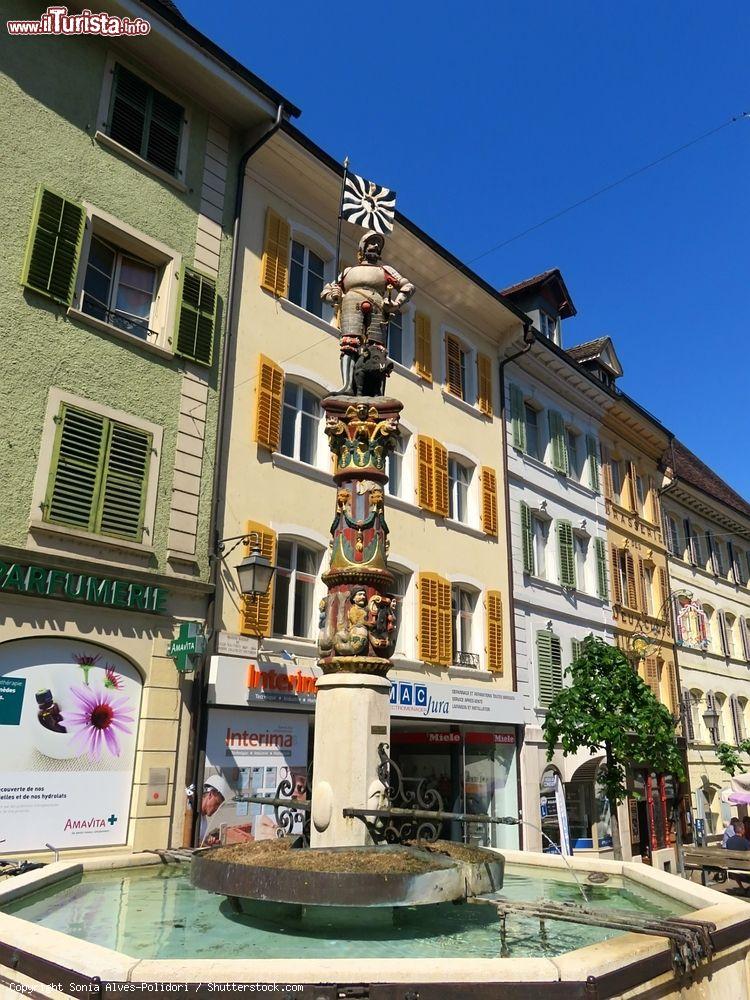Immagine Una fontana nel cuore del borgo storico di Porrentruy, in Svizzera, Canton Jura. - © Sonia Alves-Polidori / Shutterstock.com
