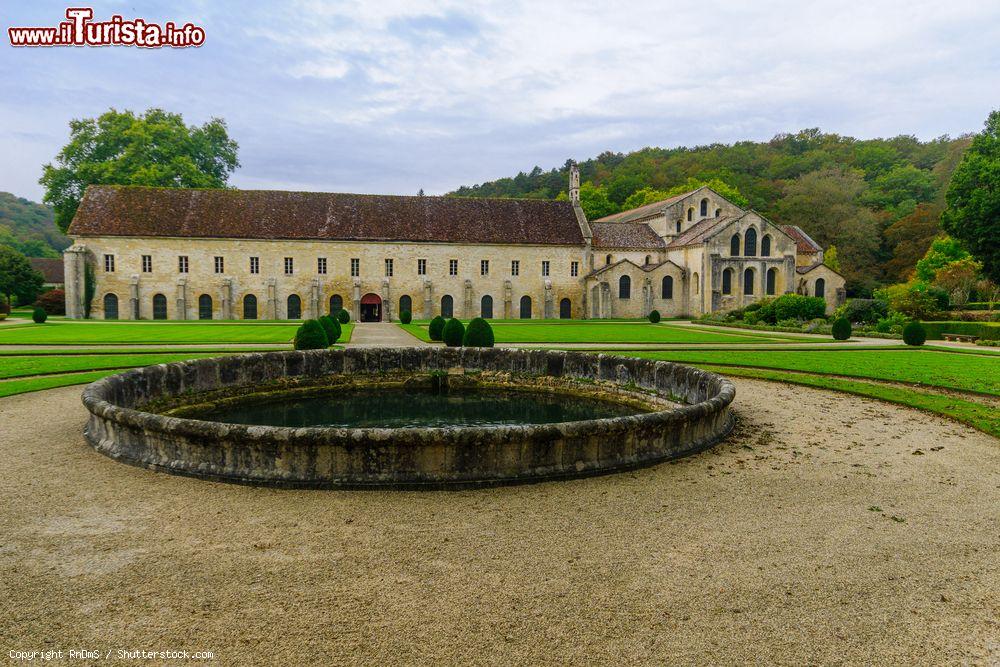 Immagine Una fontana nel giardino dell'abbazia di Fontenay, Borgogna, Francia - © RnDmS / Shutterstock.com