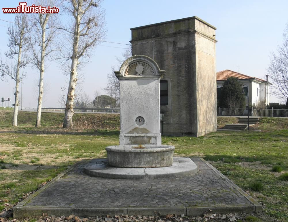 Immagine Una fontana nel territorio di Vescovana a sud di Padova