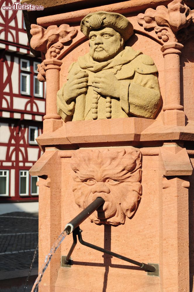 Immagine Una fontana nella città di Aschaffenburg, Germania. Questa località della Baviera è un importante centro culturale e intellettuale.