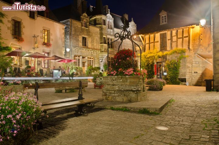 Immagine Una fotografia notturna del delizioso borgo di Rochefort en Terre, uno dei piccoli villaggi della Bretagna, una delle perle urbanistiche della Francia - © Evgeny Shmulev / Shutterstock.com