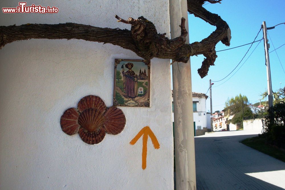 Immagine Una freccia gialla lungo il Cammino Francese, Estella, Spagna. Simbolo internazionale del Cammino di Santiago, nato nel 1984 su iniziativa di un sacerdote di O Cebreiro (Elias Valina), la freccia gialla dipinta su muri, recinzioni e alberi, segnala il Cammino Francese ovvero il l'itinerario giacobeo con più tradizione storica.