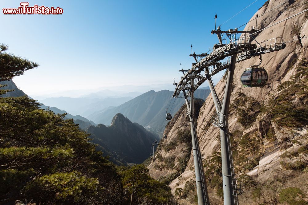 Immagine Una funivia sopralevata nei pressi dei monti Huangshan, Cina.