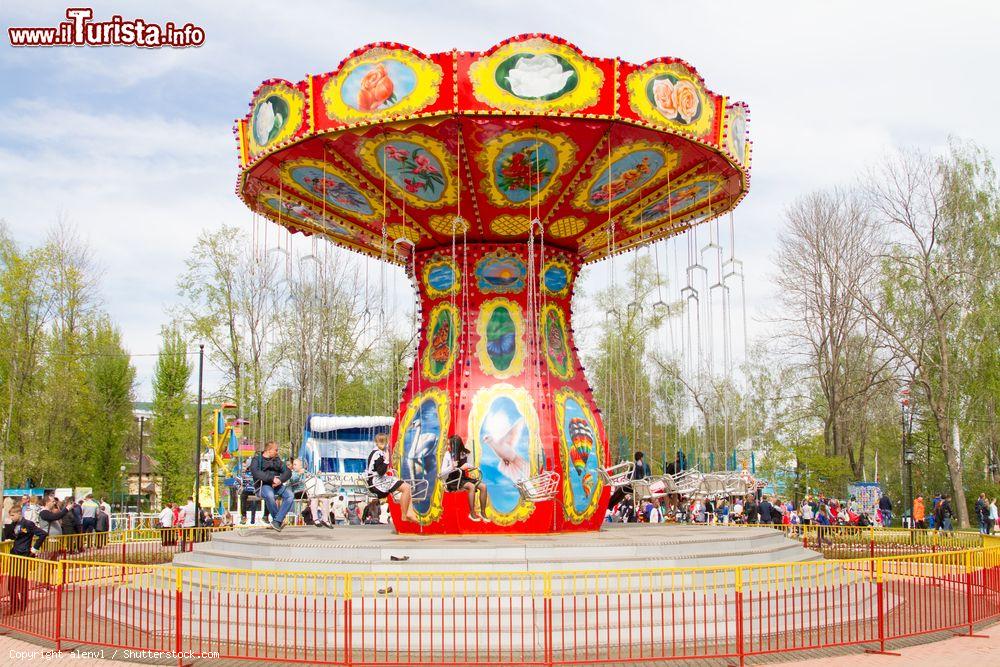 Immagine Una giostra nel parco centrale di Saransk, Russia. Siamo nella Repubblica Autonoma di Mordvini di cui Saransk è la capitale. Questa città sorge 630 km a est di Mosca - © alenvl / Shutterstock.com