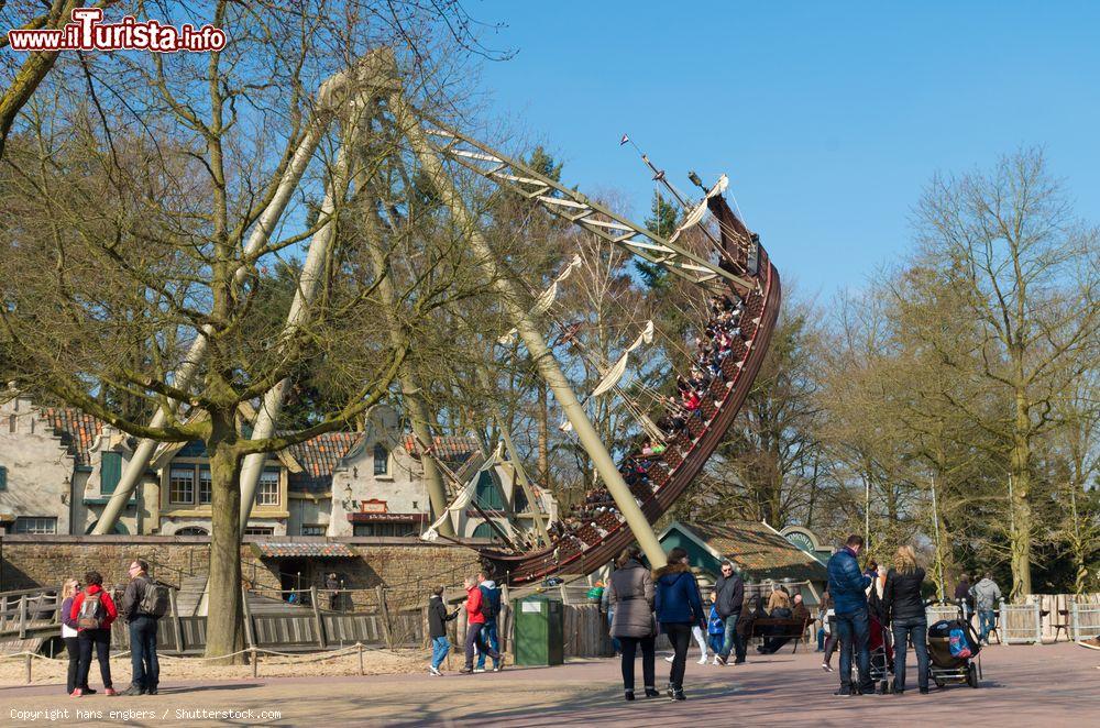 Immagine Una giostra (nave del pirata) presso il Parco Efteling a Kaatsheuvel in Olanda - © hans engbers / Shutterstock.com