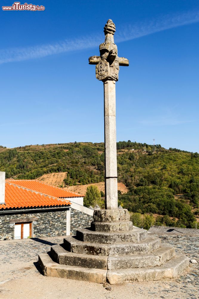 Immagine Una gogna costruita in granito nel 1512 a Vinhais, Portogallo. Su base esagonale a cinque gradini, questa colonna ha in cima 4 teste e una sfera armillare.