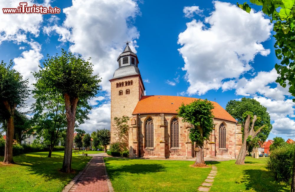 Immagine Una grande chiesa a Hofgeismar, sulla Strada delle Fiabe in Germania