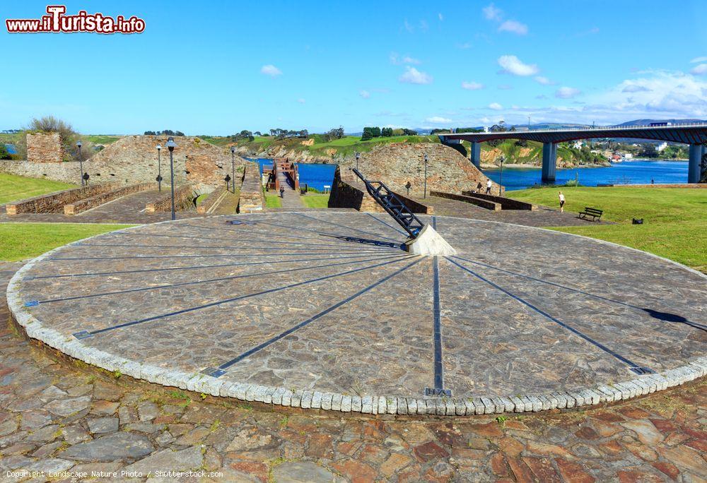 Immagine Una grande meridiana alla periferia di Ribadeo in Spagna - © Landscape Nature Photo / Shutterstock.com