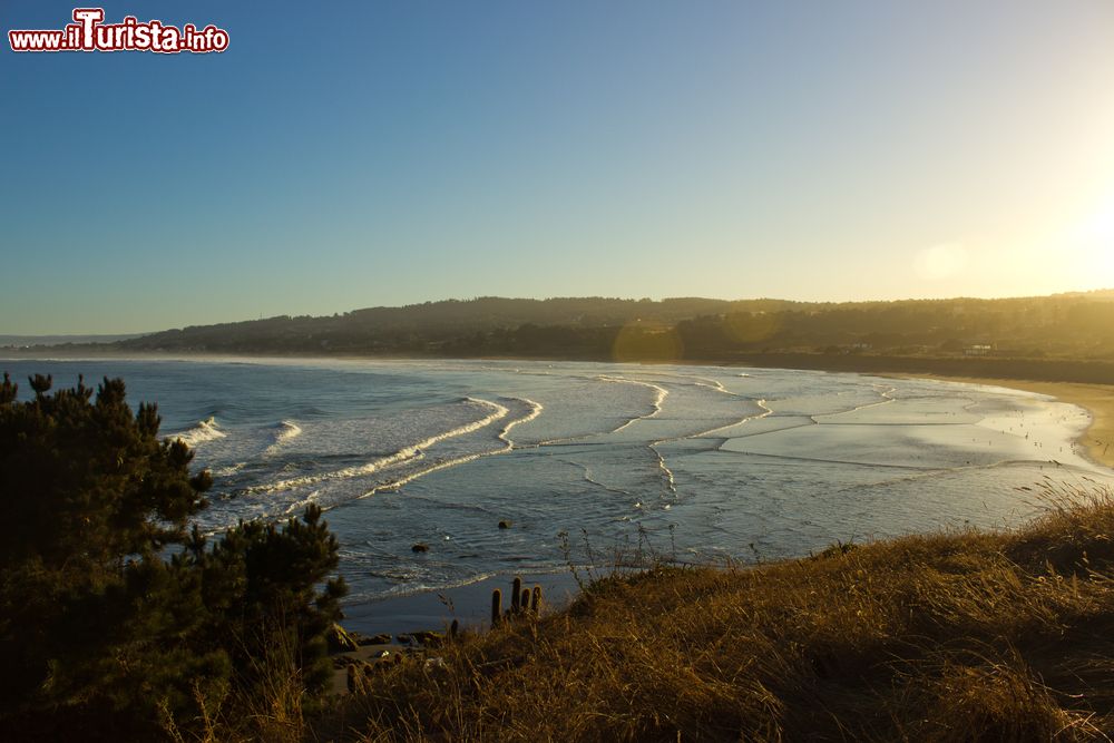 Immagine Una graziosa baia a Pichilemu, Cile. Questa cittadina di circa 15 mila abitanti si trova sulla costa pacifica nella Regione del Libertador General Bernardo O'Higgins.