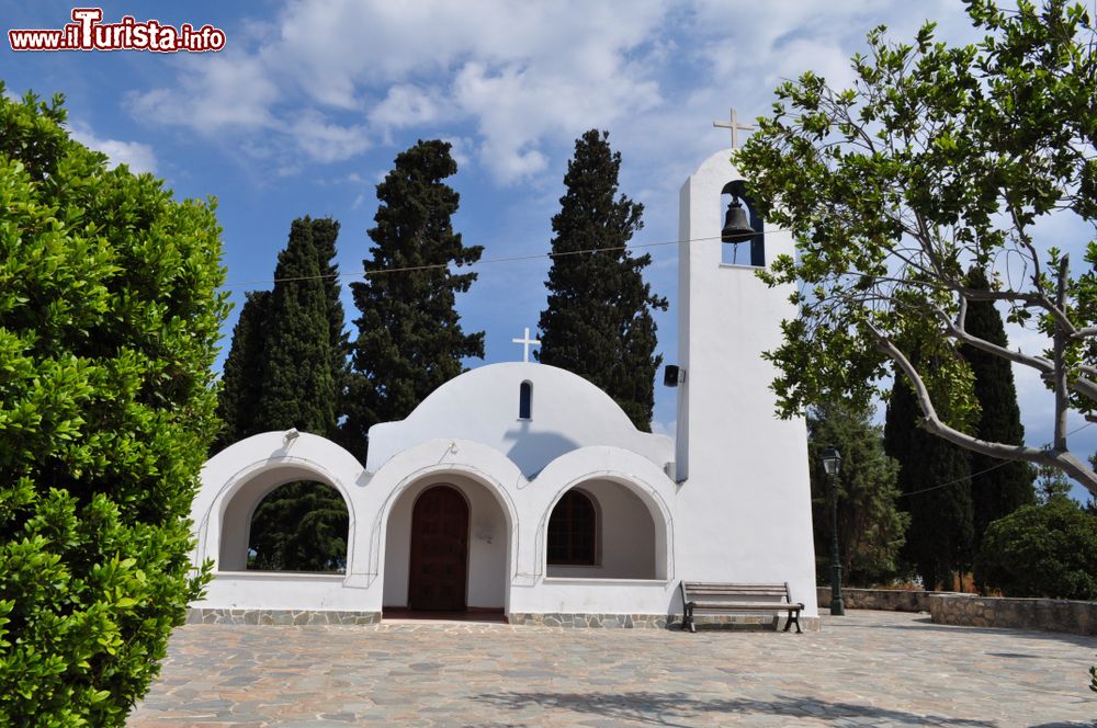 Immagine Una graziosa chiesetta bianca a Corinto, Grecia.