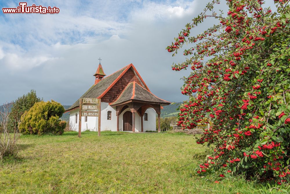 Immagine Una graziosa chiesetta in legno nella campagna di Puerto Varas, Cile.