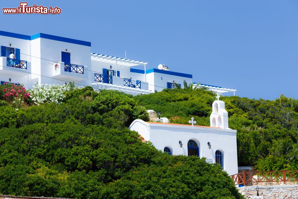 Immagine Una graziosa chiesetta nel villaggio di Galissas sull'isola di Syros, Grecia. Sulla facciata si trova una targa con incisa la scritta "Sacro Tempio di San Nektarios".